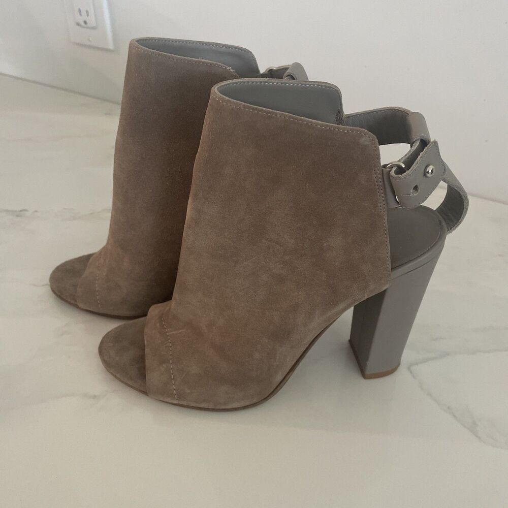 VINCE. Womens Taupe Gray Suede Leather Ankle Strap Booties Sandal Sz 8 - Picture 1 of 7